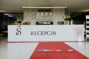 eine weiße Ausstellung mit dem s reggioia Logo darauf in der Unterkunft Hotel Skansen Conference&Spa in Studzieniec