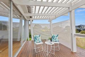 een terras met 2 stoelen en een tafel bij Great Ocean Road Sandy Villa in Apollo Bay