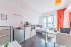 Residence Montempo Lyon Cite Internationale的厨房或小厨房