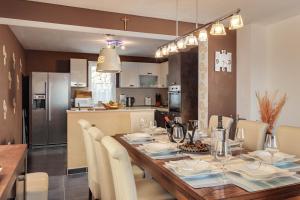 Seaview House Helena Apartments - Happy Rentals في بلومين: غرفة طعام ومطبخ مع طاولة وكراسي