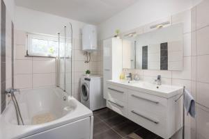 プロミンにあるSeaview House Helena Apartmentsの洗面台と洗濯機を備えた白いバスルーム +41枚の写真