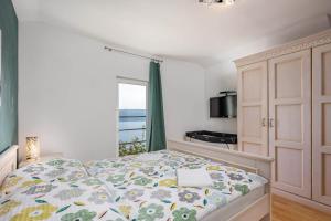 Seaview House Helena Apartments - Happy Rentals في بلومين: غرفة نوم مع سرير وإطلالة على المحيط