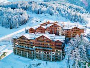 an aerial view of a lodge in the snow at SAINTE-FOY STATION - APPARTEMENT 6 PERSONNES - SKIS AUX PIEDS in Sainte-Foy-Tarentaise