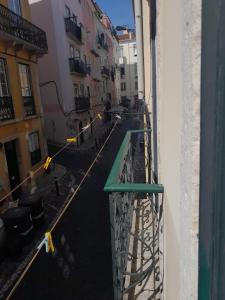 una finestra con vista su una strada di Chiado / Carmo Small Artist Lodge a Lisbona