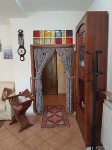 sala de estar con puerta y silla en Vecchia Dimora, en Marino