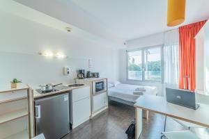 Residence Montempo Lyon Cite Internationale的厨房或小厨房