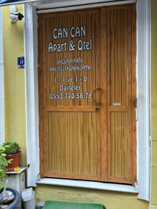 une porte en bois avec un panneau. dans l'établissement Efe Can Apart Otel, à Çanakkale