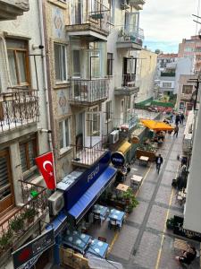 vistas a una calle con mesas y edificios en Efe Can Apart Otel en Çanakkale