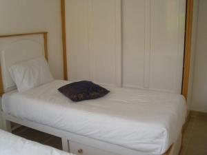 1 dormitorio con 2 camas individuales y sábanas blancas en Dream Away Luxor en Al Marīs