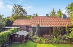 a house with a garden in front of it at Stunning Apartment In Wendisch Evern With Wifi in Wendisch Evern