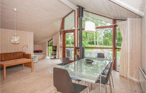 FårevejleにあるBeautiful Home In Frevejle With 3 Bedrooms And Wifiのダイニングルーム、リビングルーム(テーブル、椅子付)