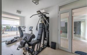 - une salle de sport avec 2 tapis de course et une machine elliptique dans l'établissement Amazing Apartment In San Benedetto Di Lugan With Outdoor Swimming Pool, à Peschiera del Garda