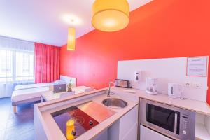 Residence Montempo Lyon Cite Internationale的厨房或小厨房