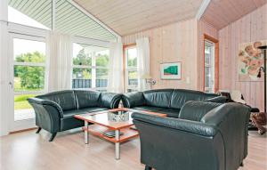 sala de estar con sofá de cuero y mesa en 4 Bedroom Gorgeous Home In Nykbing Sj, en Højby