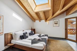 シャンペリーにあるThe Lodge by Mrs Migginsの木製の天井が特徴のベッドルーム1室(ベッド2台付)