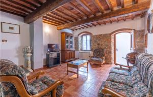 uma sala de estar com dois sofás e uma televisão em Lovely Home In Marliana With House A Panoramic View em Marliana