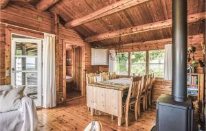 uma sala de jantar com um fogão a lenha numa cabina em Lovely Home In Kalundborg With Wifi em Bjørnstrup
