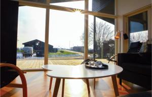 DiernæsにあるBeautiful Home In Haderslev With 3 Bedrooms And Wifiのリビングルーム(テーブル、大きな窓付)
