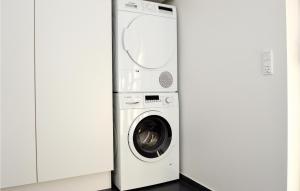 una lavadora y una lavadora y secadora en una habitación en Cozy Home In Haderslev With Wifi, en Diernæs