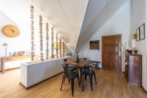 ein Esszimmer mit Tisch und Stühlen in der Unterkunft Rooftop - magnifique penthouse proche du lagon de l Hermitage-Les-Bains in L'Ermitage-Les-Bains + 14 Fotos