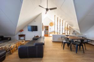 ein Wohnzimmer mit Sofa und Tisch in der Unterkunft Rooftop - magnifique penthouse proche du lagon de l Hermitage-Les-Bains in L'Ermitage-Les-Bains