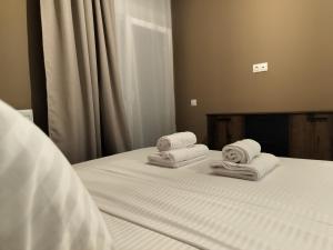 - une chambre avec un lit et des serviettes dans l'établissement PanoramicView180 1BR Welcome Stay Lux Penthouse Apartment, à Thessalonique