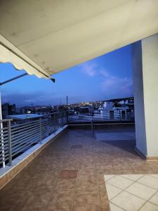 Elle comprend un balcon offrant une vue sur la ville. dans l'établissement PanoramicView180 1BR Welcome Stay Lux Penthouse Apartment, à Thessalonique