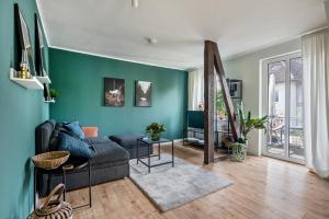 a living room with a couch and a green wall at Apartment Wilhelm in Nienburg
