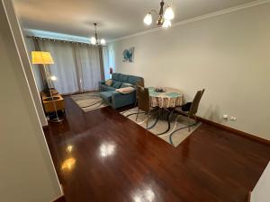un soggiorno con tavolo e divano di Apartamento Santiago I a Funchal