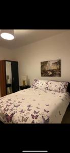 1 dormitorio con 1 cama con colcha de flores en Luxurious suite apartment Scotland, en Edimburgo