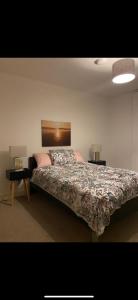 1 dormitorio con 1 cama grande y 2 lámparas en Luxurious suite apartment Scotland, en Edimburgo