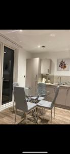 cocina y comedor con mesa y sillas en Luxurious suite apartment Scotland, en Edimburgo