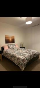 1 dormitorio con 1 cama grande y 1 lámpara en Luxurious suite apartment Scotland, en Edimburgo