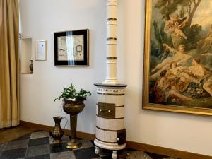 a room with a painting on the wall and a pillar at Gite de Caractère Le Lys Bleu in Limbourg