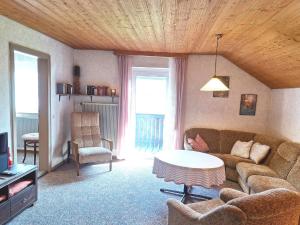 Pension Schneider في فراوناو: غرفة معيشة مع أريكة وطاولة
