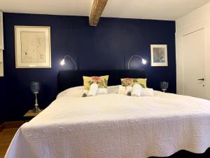 Ein Bett oder Betten in einem Zimmer der Unterkunft Gite de Caractère Le Lys Bleu