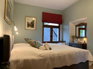 Ein Bett oder Betten in einem Zimmer der Unterkunft Gite de Caractère Le Lys Bleu