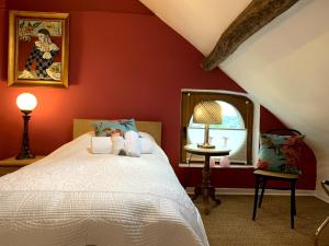 Ein Bett oder Betten in einem Zimmer der Unterkunft Gite de Caractère Le Lys Bleu