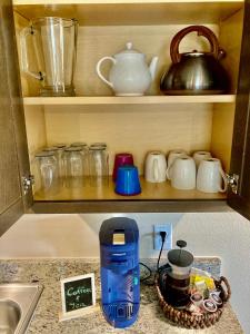 encimera de cocina con cafetera y vajilla en Furnished 3-bed- Townhome in the Hills Near Fort Cavazos, en Copperas Cove