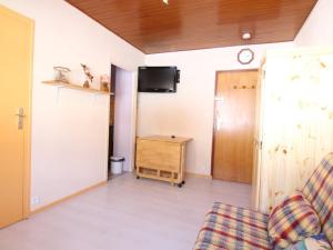 ラルプ・デュエズにあるAppartement Huez, 1 pièce, 2 personnes - FR-1-405-139のリビングルーム(椅子2脚、テレビ付)