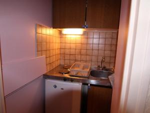 una piccola cucina con lavandino e bancone di Appartement Huez, 1 pièce, 2 personnes - FR-1-405-139 a LʼAlpe-dʼHuez