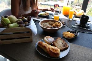 uma mesa com pequeno-almoço de torradas e frutas em Puro Dão Hotel & Spa em Nelas