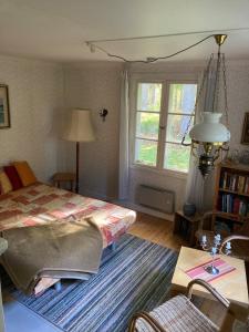 Schlafzimmer mit einem Bett und einem Fenster in der Unterkunft Furulund in Linneryd