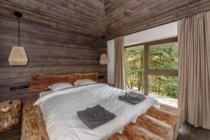 モレタイにあるRančaのベッドルーム1室(ベッド1台、大きな窓付)