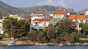 a group of houses on the shore of a body of water at Apartment L&A in Grebaštica