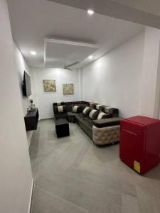 uma sala de estar com um sofá e uma caixa vermelha em Casa Pichirilo Ballenita Salinas em Ballenita