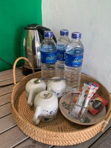 uma cesta com garrafas de água sobre uma mesa em Nyawang Merapi em Cangkringan