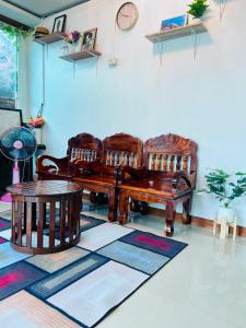 Lanta Grand House في كو لانتا: غرفة معيشة مع كرسيين وطاولة