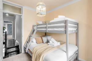 a bedroom with two bunk beds in a room at Guest Homes - Gorleston Sands Retreat in Gorleston-on-Sea