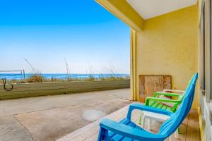 un paio di sedie blu su una veranda con vista sull'oceano di Continental Condo 118 a Panama City Beach
